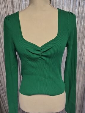 Green Ribbed Long-Sleeve Scoop Neck Top Stretches. Nwt